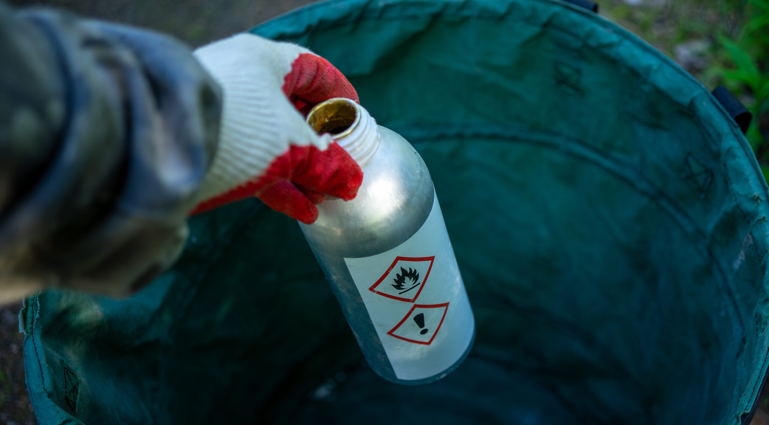the container with pesticide and chemical waste must be disposed of in accordance with the established rules. disposal of toxic waste.